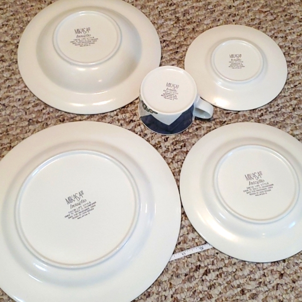 Mikasa Intaglio Lifestyle 5 pc Place Setting - Picture 10 of 12